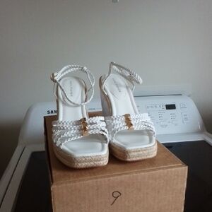 NWT Marc Fisher White Woven Platform Sandals